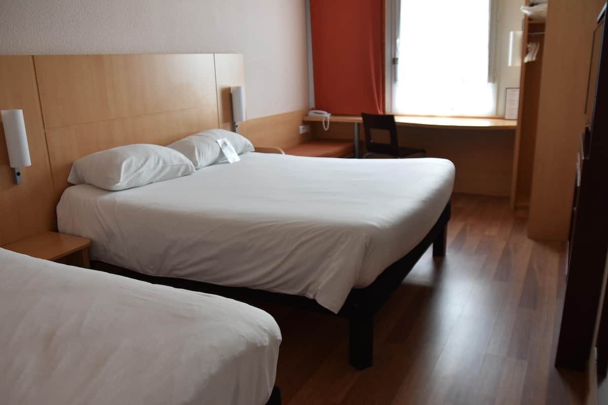 Standardrum - flera sängar | Värdeförvaringsskåp på rummet, skrivbord, gratis wi-fi och sängkläder