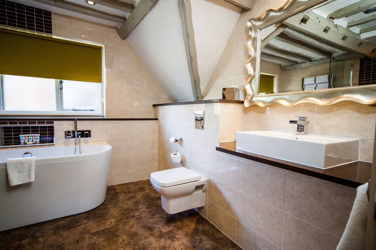 suite | bathroom | combined shower/bathtub, eco-friendly toiletries, hair dryer, towels