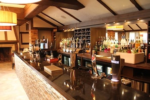 Bar (on property) - Legacy Rose and Crown Hotel (Salisbury)