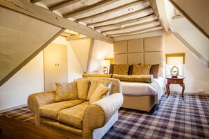 Caja de seguridad en la habitación, escritorio y cortinas blackout