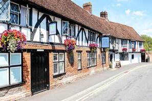 Exterior - Legacy Rose and Crown Hotel (Salisbury)