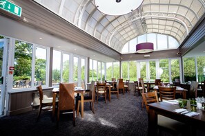 Breakfast, lunch, dinner and brunch served - Legacy Rose and Crown Hotel (Salisbury)