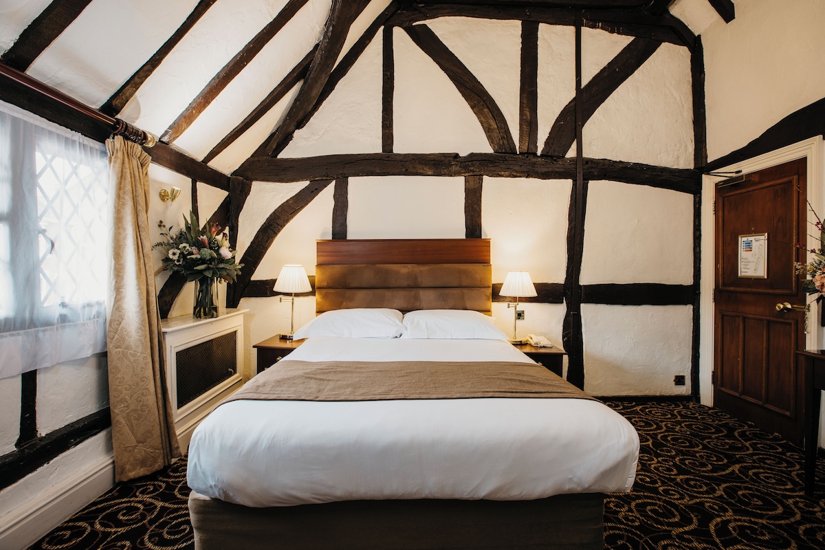 Deluxe Double Room | In-room safe, desk, blackout drapes, iron/ironing board