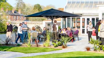 Se sirven desayunos, almuerzos y cenas; cocina regional