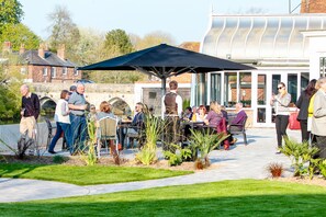 Der serveres morgenmad, frokost, aftensmad og regionale retter 