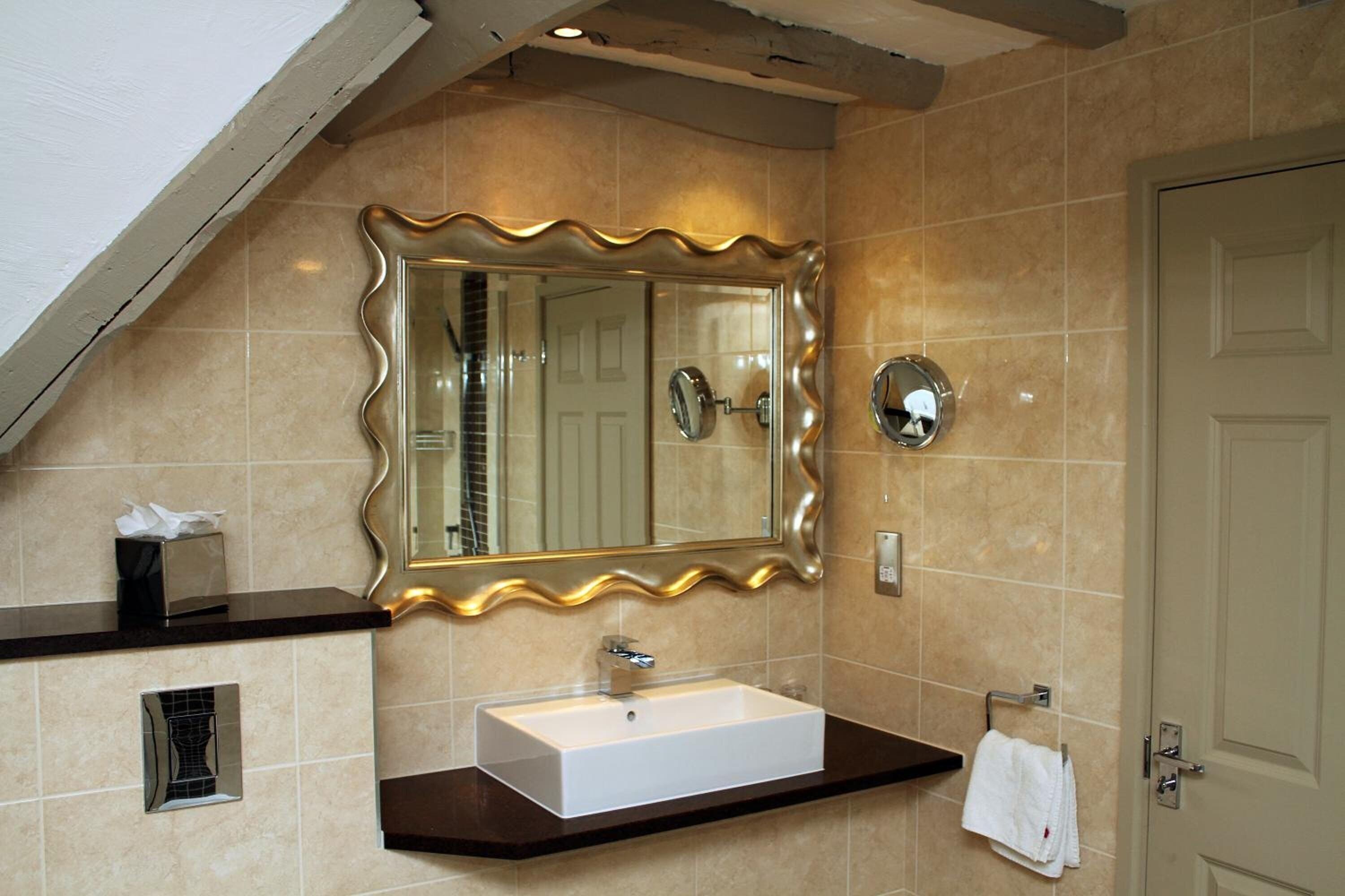 combined shower/bathtub, eco-friendly toiletries, hair dryer, towels