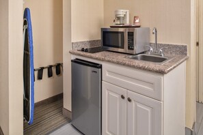 Habitación, 2 camas Queen size, para no fumadores, cocineta | Cocineta privada | Refrigerador, microondas y cafetera y tetera 