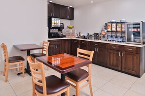 Breakfast buffet - Good Living Inn (San Carlos)