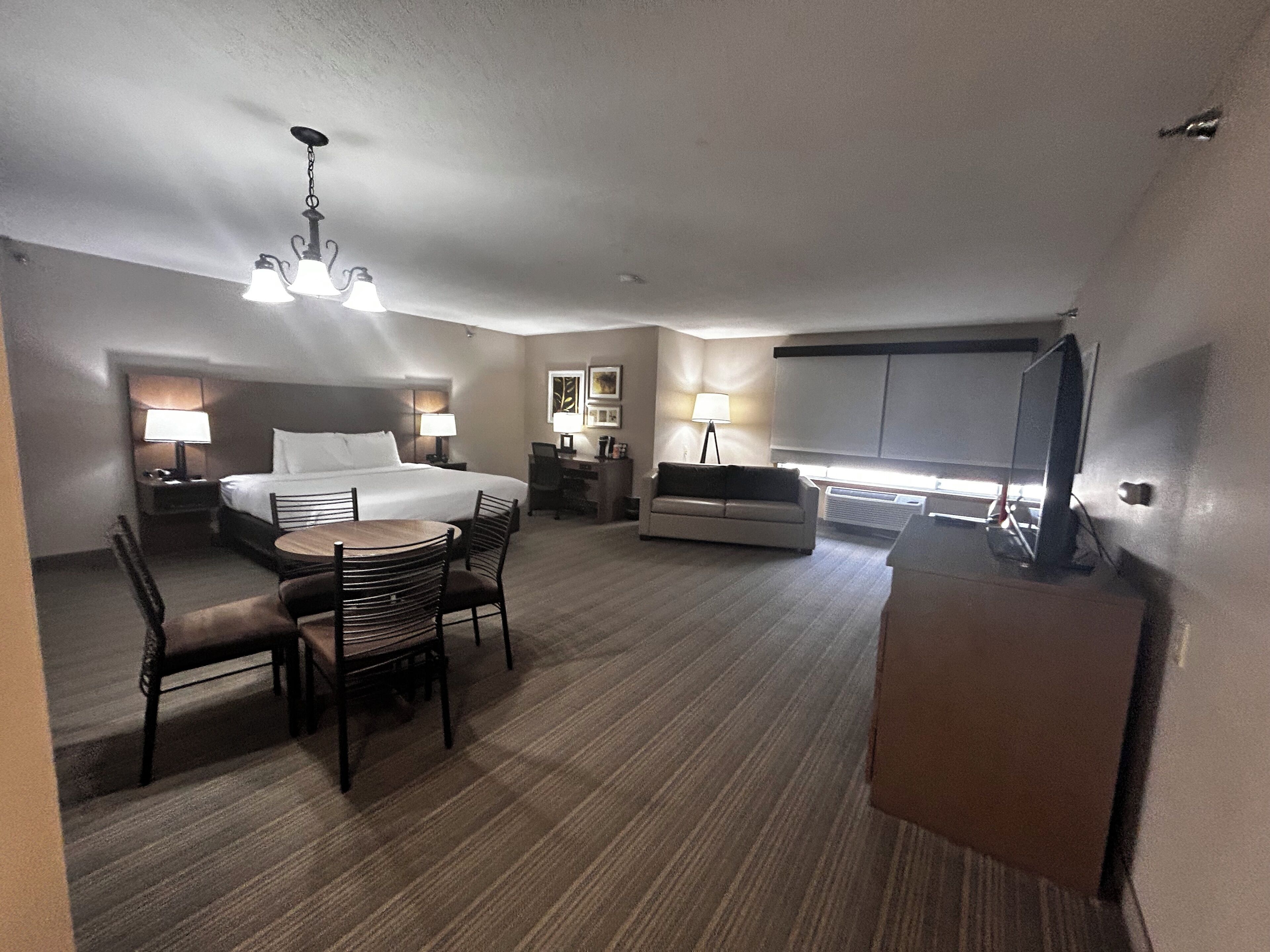 ملاءات للفراش لا تسبب الحساسية ومكتب وستائر تعتيم ومكواة/لوح كي