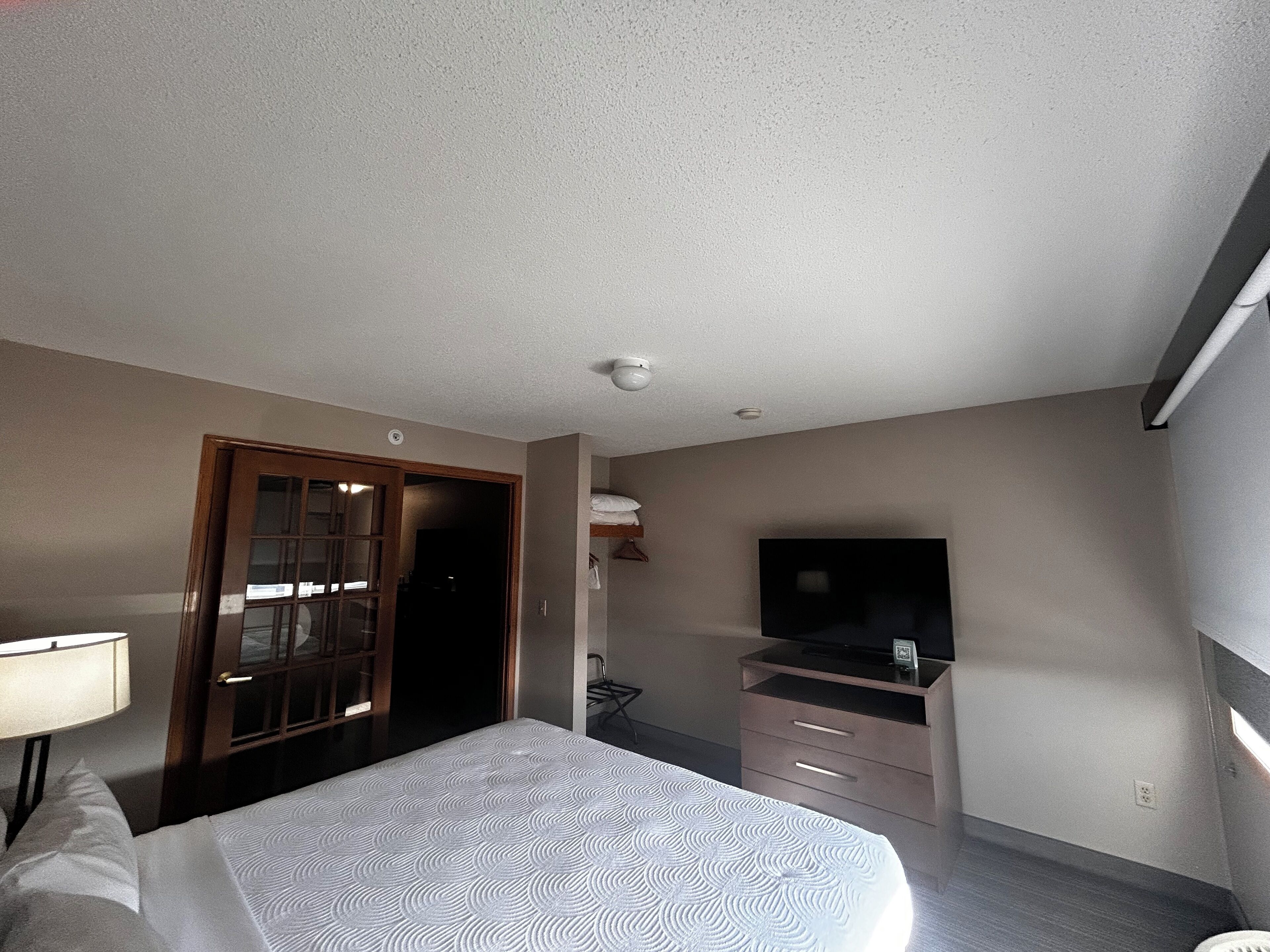 ملاءات للفراش لا تسبب الحساسية ومكتب وستائر تعتيم ومكواة/لوح كي