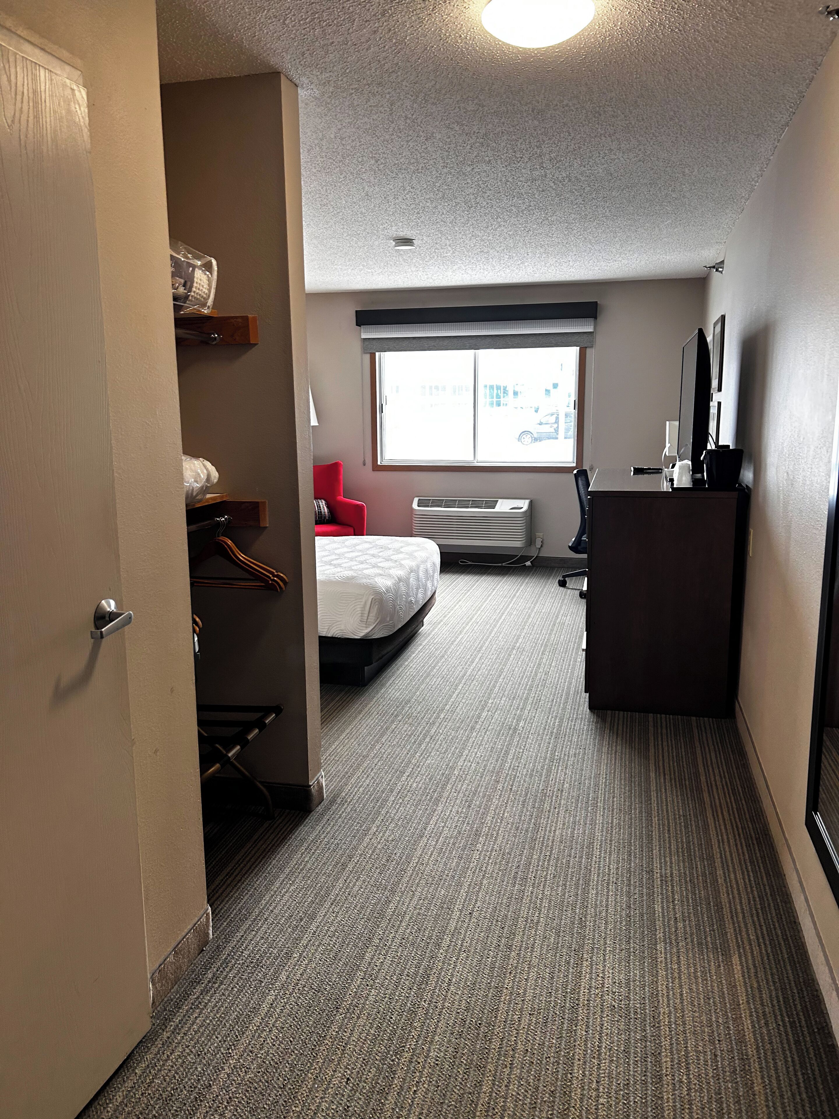 ملاءات للفراش لا تسبب الحساسية ومكتب وستائر تعتيم ومكواة/لوح كي