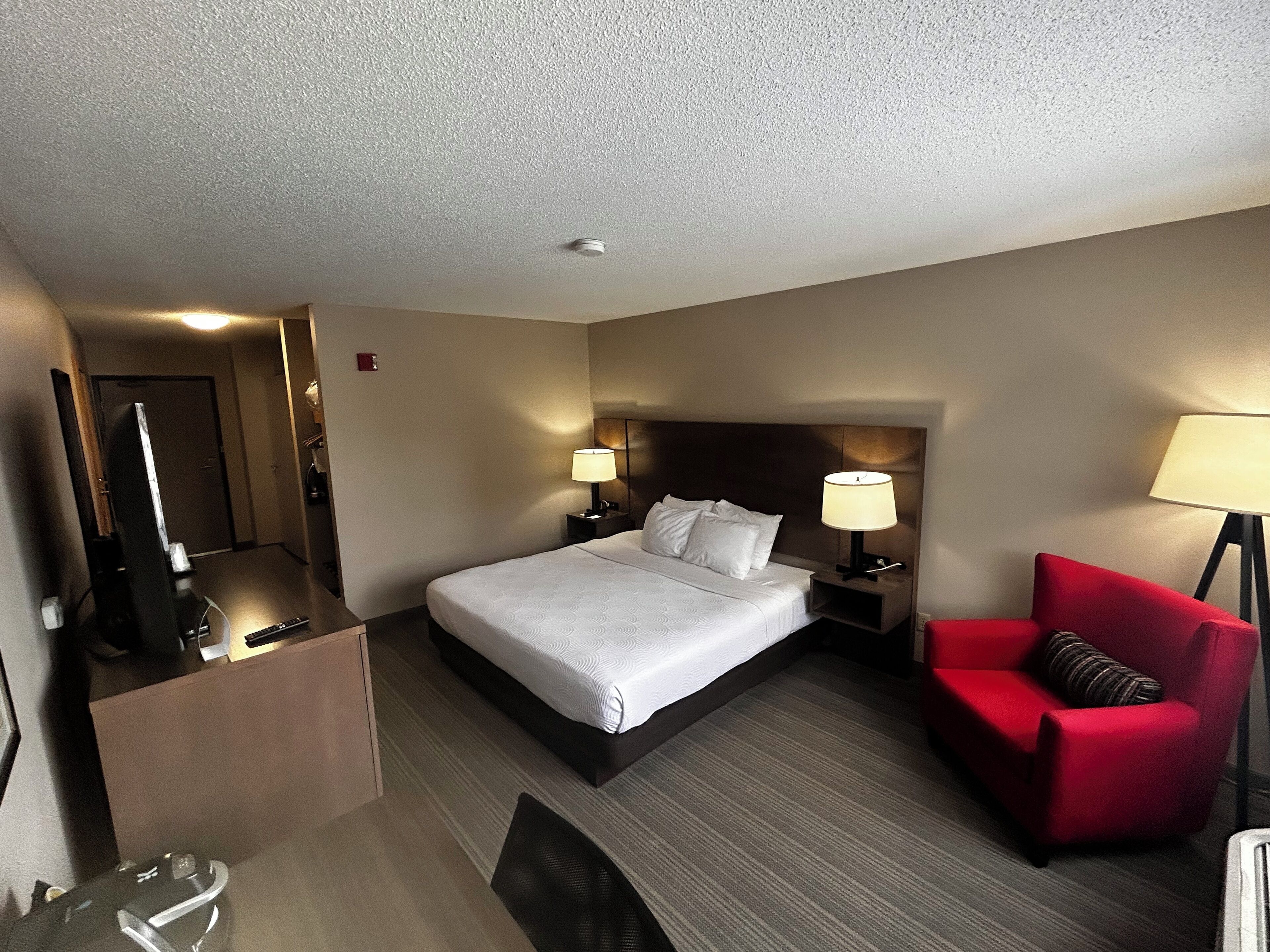 ملاءات للفراش لا تسبب الحساسية ومكتب وستائر تعتيم ومكواة/لوح كي