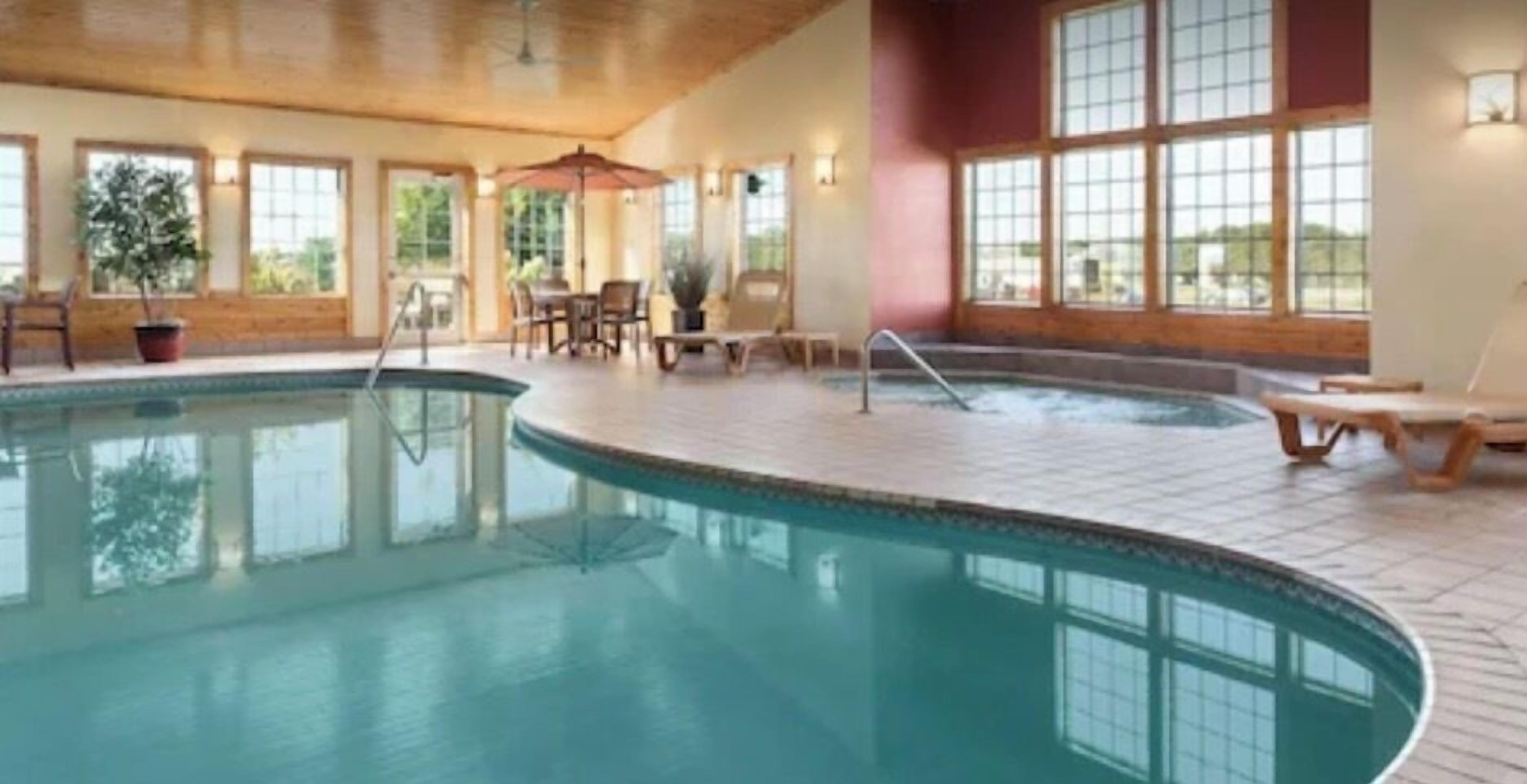 من حمّامات السباحة المغطاة