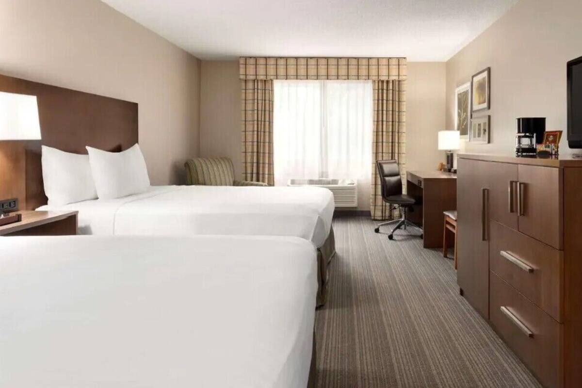 Hypo-allergenic bedding available, desk, blackout drapes