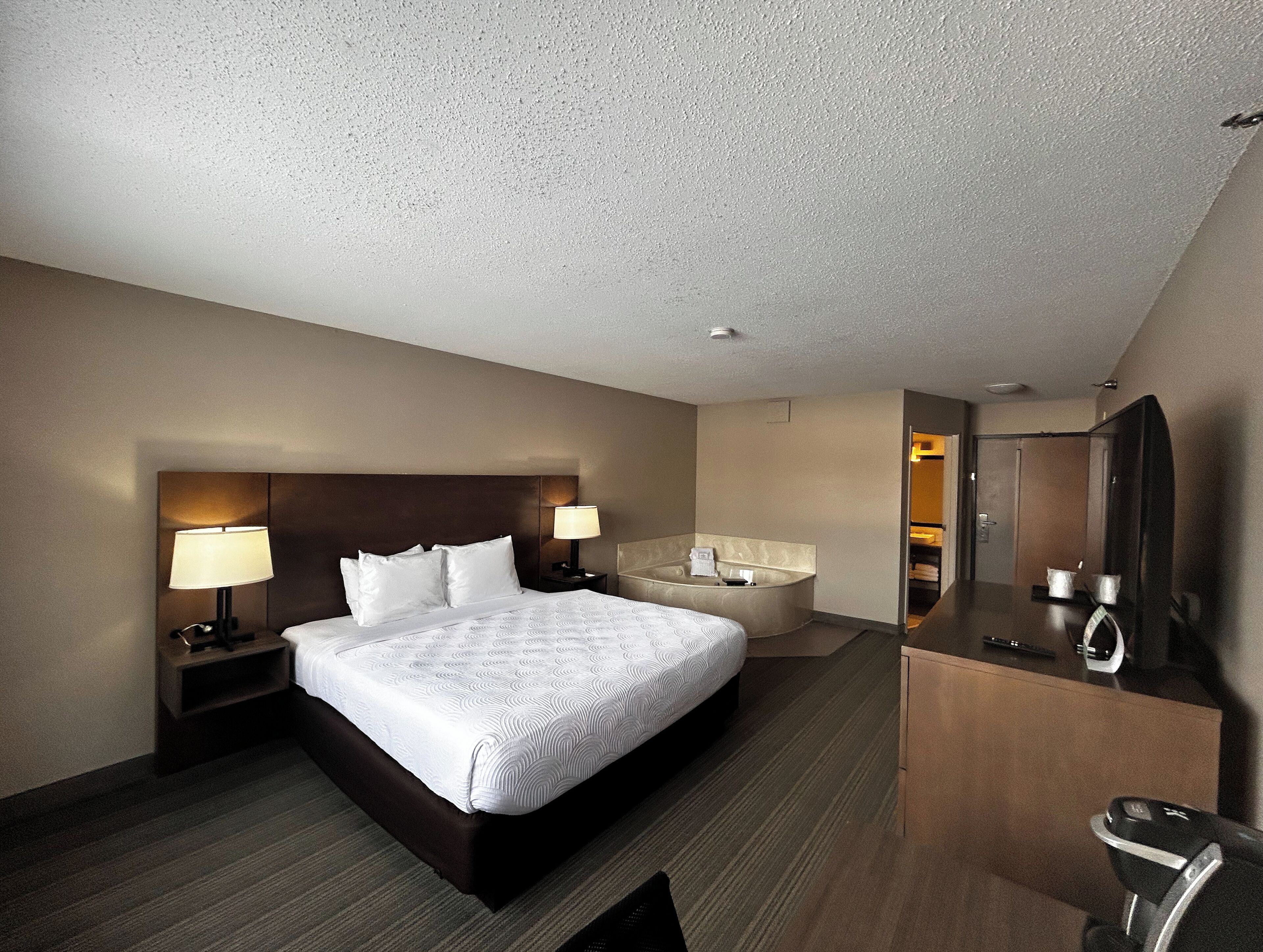 ملاءات للفراش لا تسبب الحساسية ومكتب وستائر تعتيم ومكواة/لوح كي