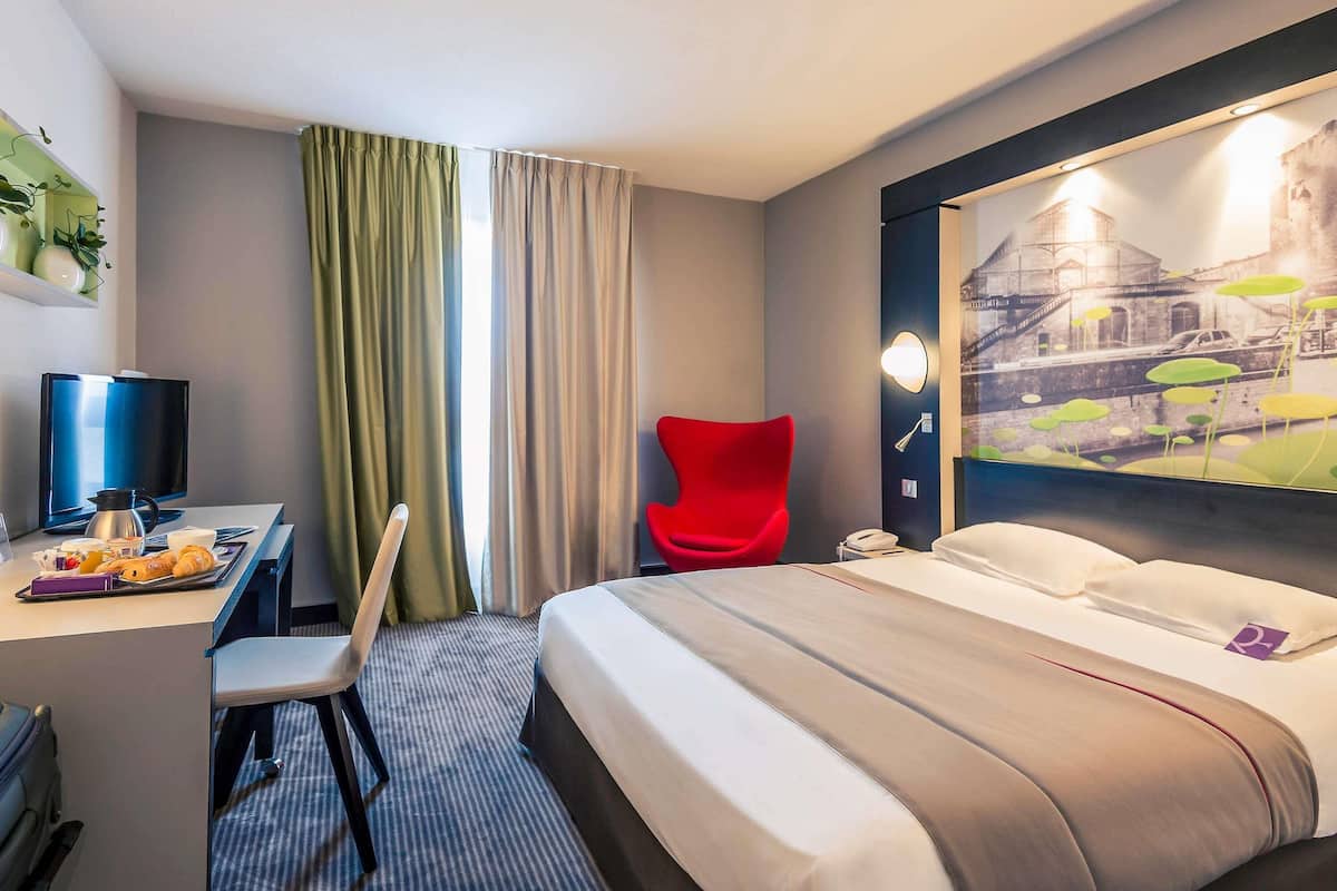 Habitación superior, 1 cama matrimonial | Ropa de cama de alta calidad y minibar