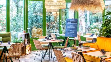 Petit déjeuner, déjeuner et dßner servis sur place, vue sur le jardin