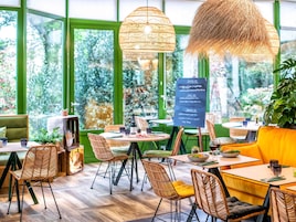 Se sirven desayunos y almuerzos; cocina francesa; con vista al jardín