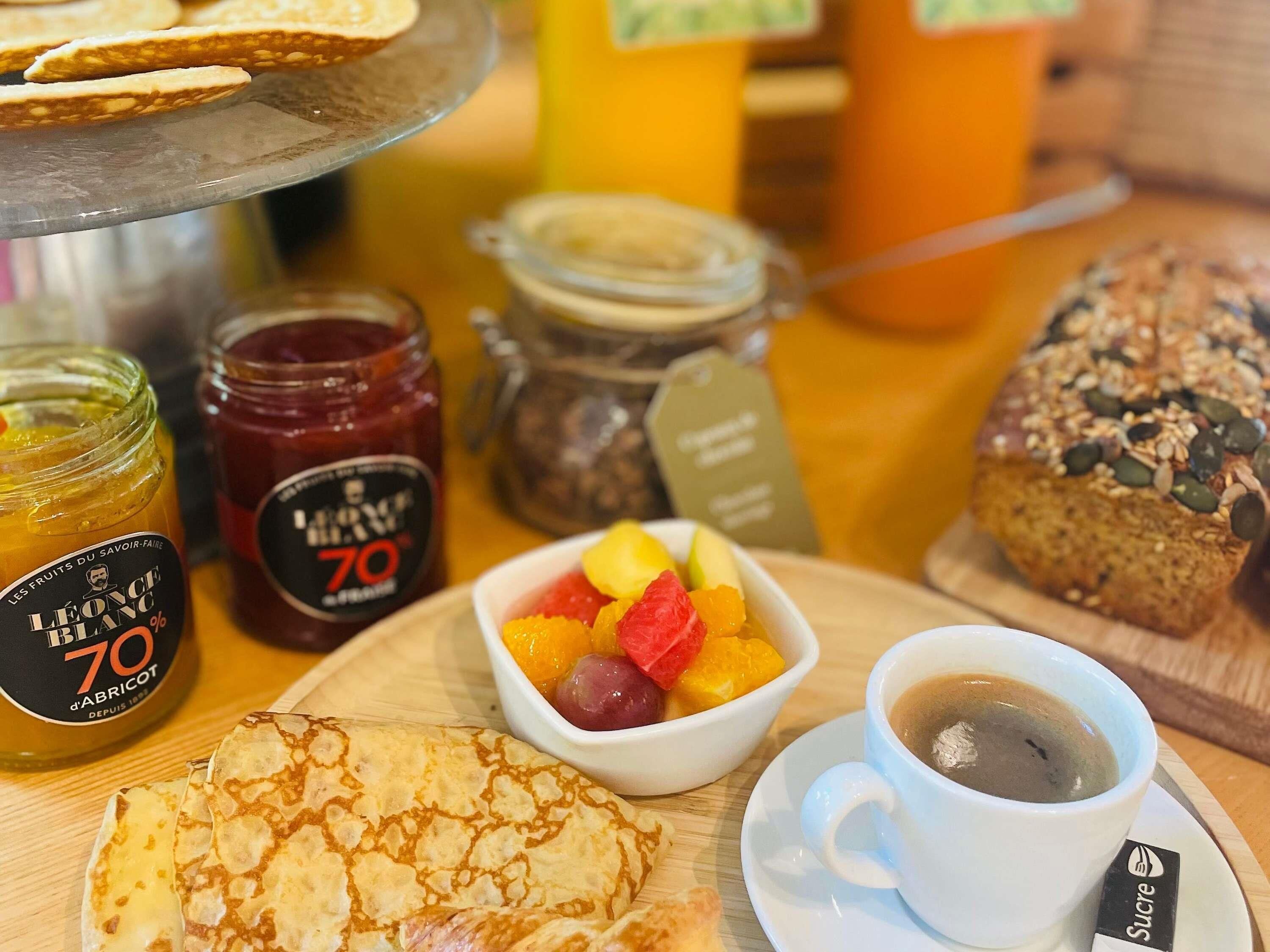 A breakfast setting with various food items and beverages.