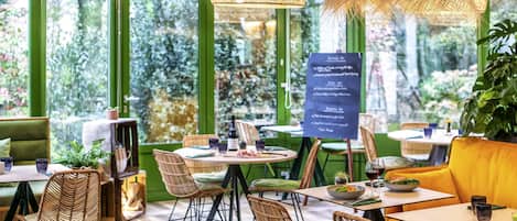 Se sirven desayunos, comidas y cocina francesa con vista al jardín