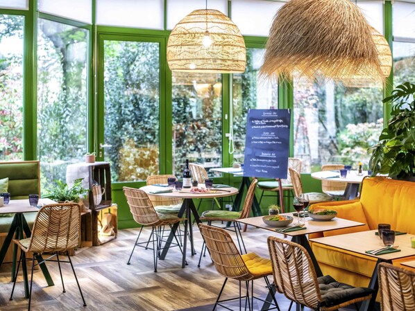 Se sirven desayunos, comidas y cocina francesa con vista al jardín