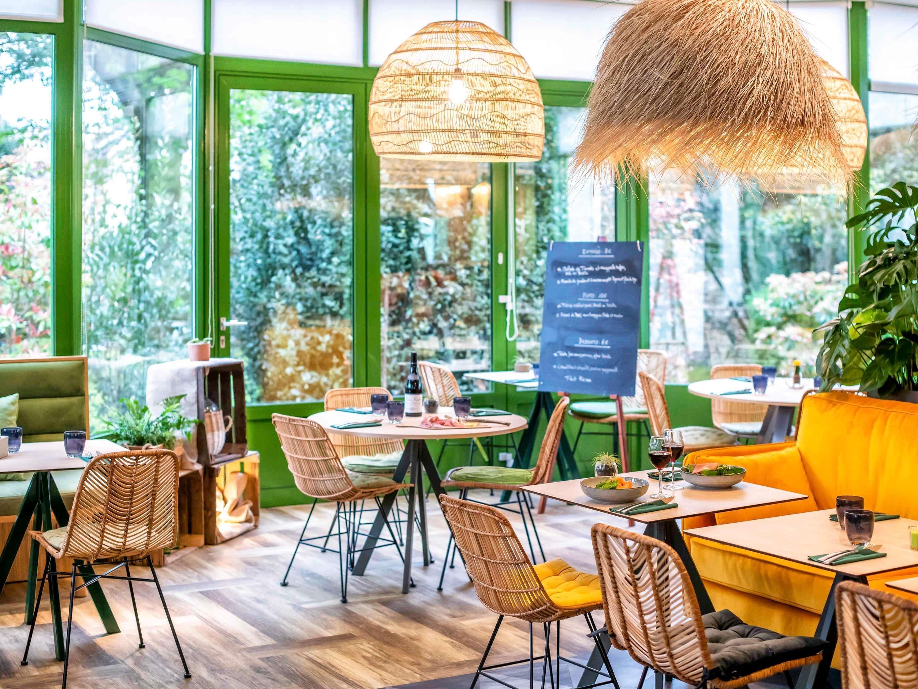 Frokost, lunsj og middag serveres, franske retter, utsikt mot hagen 