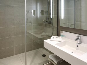 Habitación superior, 1 cama doble | Ropa de cama de alta calidad, minibar, caja fuerte y escritorio