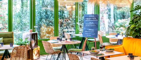 Petit déjeuner, déjeuner et dîner servis sur place, vue sur le jardin