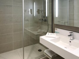 Ropa de cama de alta calidad y minibar 