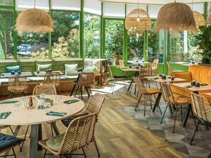 Se sirven desayunos, comidas y cocina francesa con vista al jardín