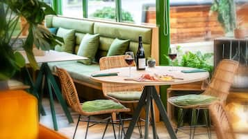 Frühstück, Mittagessen, Abendessen, Blick auf den Garten 