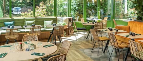 Petit déjeuner, déjeuner et dîner servis sur place, vue sur le jardin