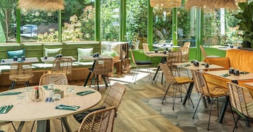 Se sirven desayunos y almuerzos; cocina francesa; con vista al jardín