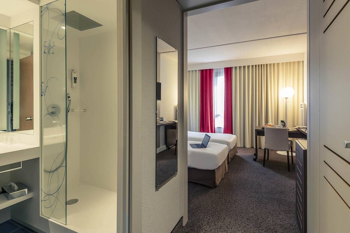 Classic Room, 1 Double Bed | Premium bedding, minibar, in-room safe, desk