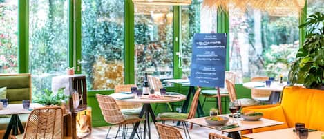 Se sirven desayunos y almuerzos; cocina francesa; con vista al jardín