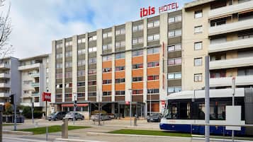 Located in a larger complex, this hotel offers easy access to public transportation and parking.