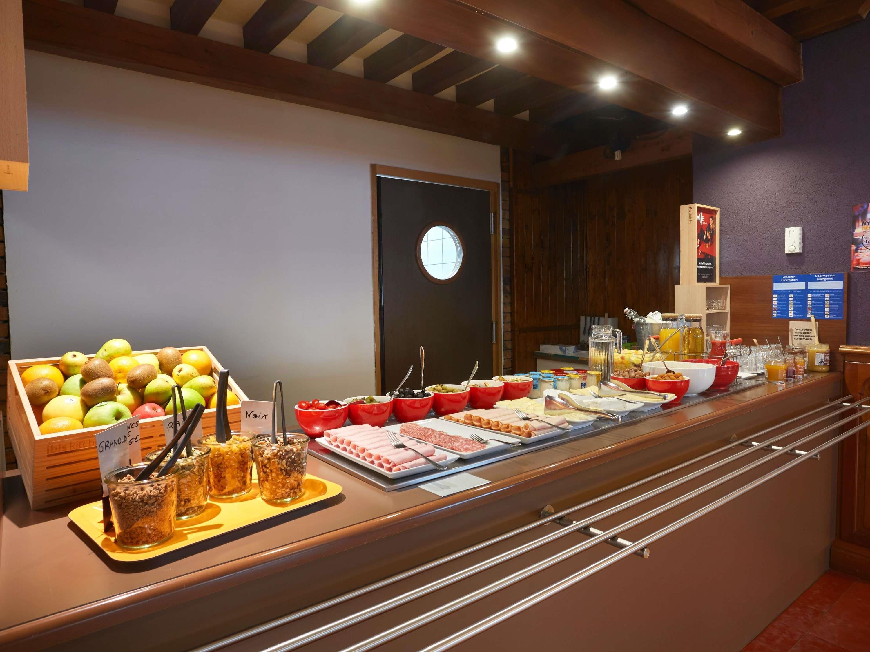Un buffet proposant une variété de plats et une présentation de fruits.