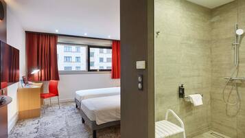 Escritorio, tabla de planchar con plancha, camas supletorias