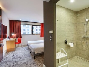 Bàn, bàn ủi/dụng cụ ủi quần áo, giường gấp/giường phụ (phụ phí) 