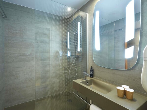 Standard Double Room, Multiple Beds | Desk, iron/ironing board, rollaway beds, free WiFi - ibis Annemasse (Ambilly)