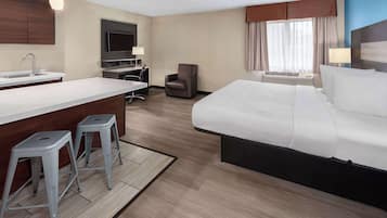 Skrivebord, blendingsgardiner, strykejern/-brett og wi-fi (inkludert)