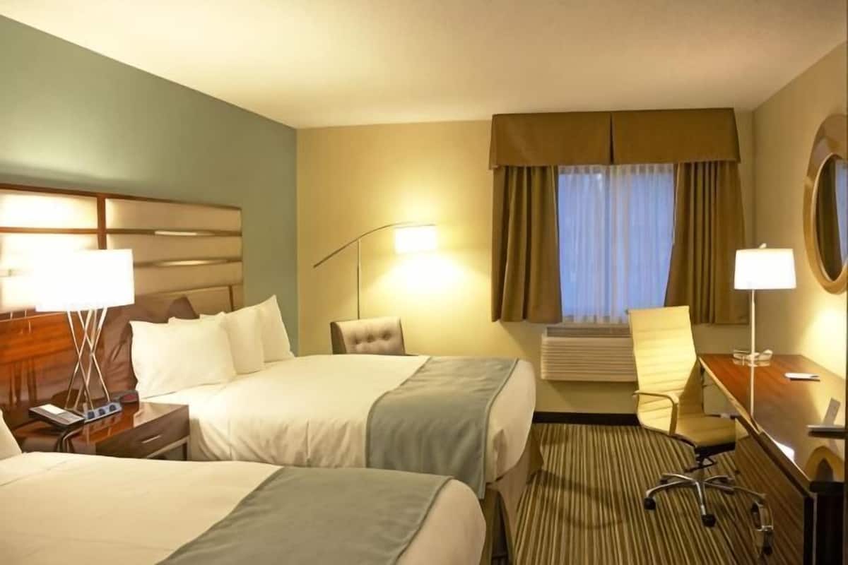 Desk, blackout drapes, iron/ironing board, free WiFi