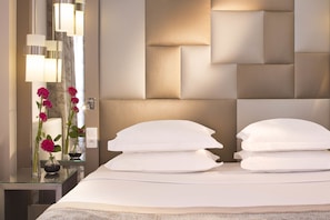 Minibar, odada kasa, ayrı ayrı dekore edilmiş, masa 