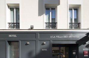 Front of property - Hôtel A La Villa des Artistes (Paris)