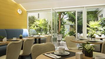 Daily continental breakfast (EUR 17 per person)