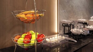 Un montaje tipo buffet con recipientes de fruta y huevos.