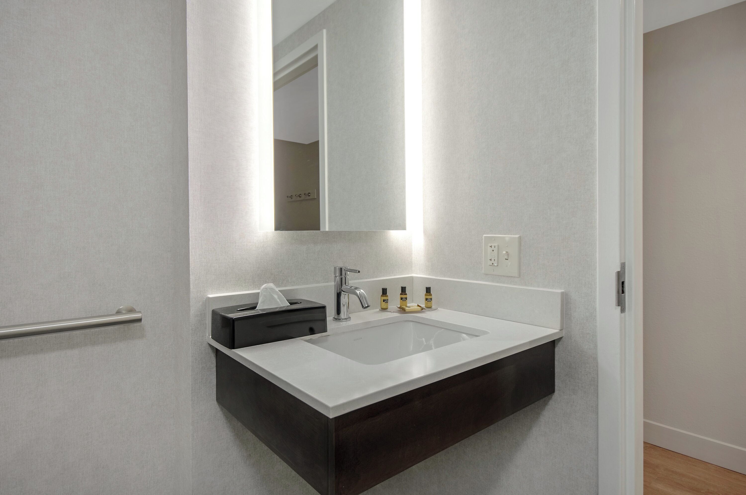 combined shower/bathtub, eco-friendly toiletries, hair dryer, towels