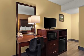 Pillowtop-Betten, Schreibtisch, laptopgeeigneter Arbeitsplatz