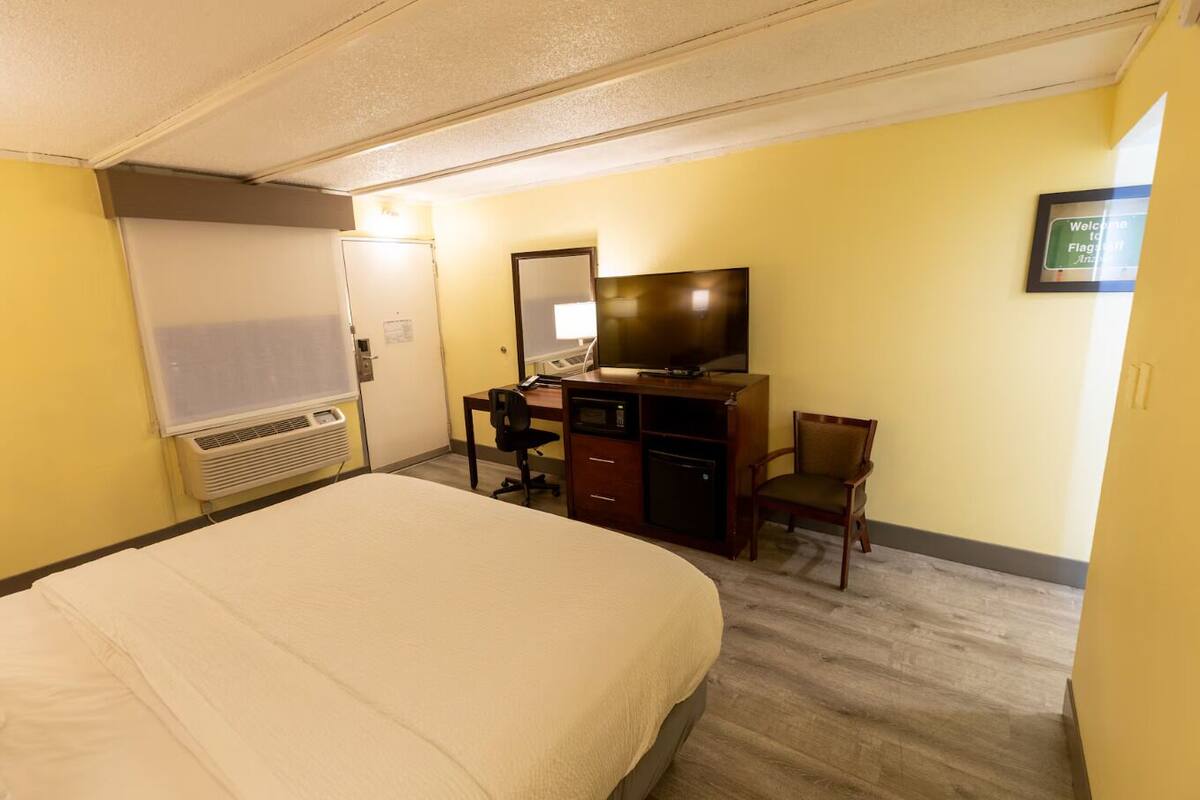 Pillowtop beds, desk, laptop workspace, blackout drapes
