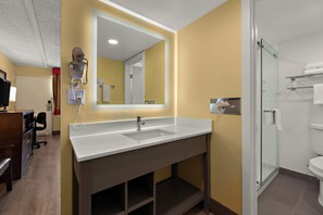 Quarto standard, 2 camas Queen, para não fumantes | Banheiro | Produtos de toalete grátis, secador de cabelo, toalhas de banho 